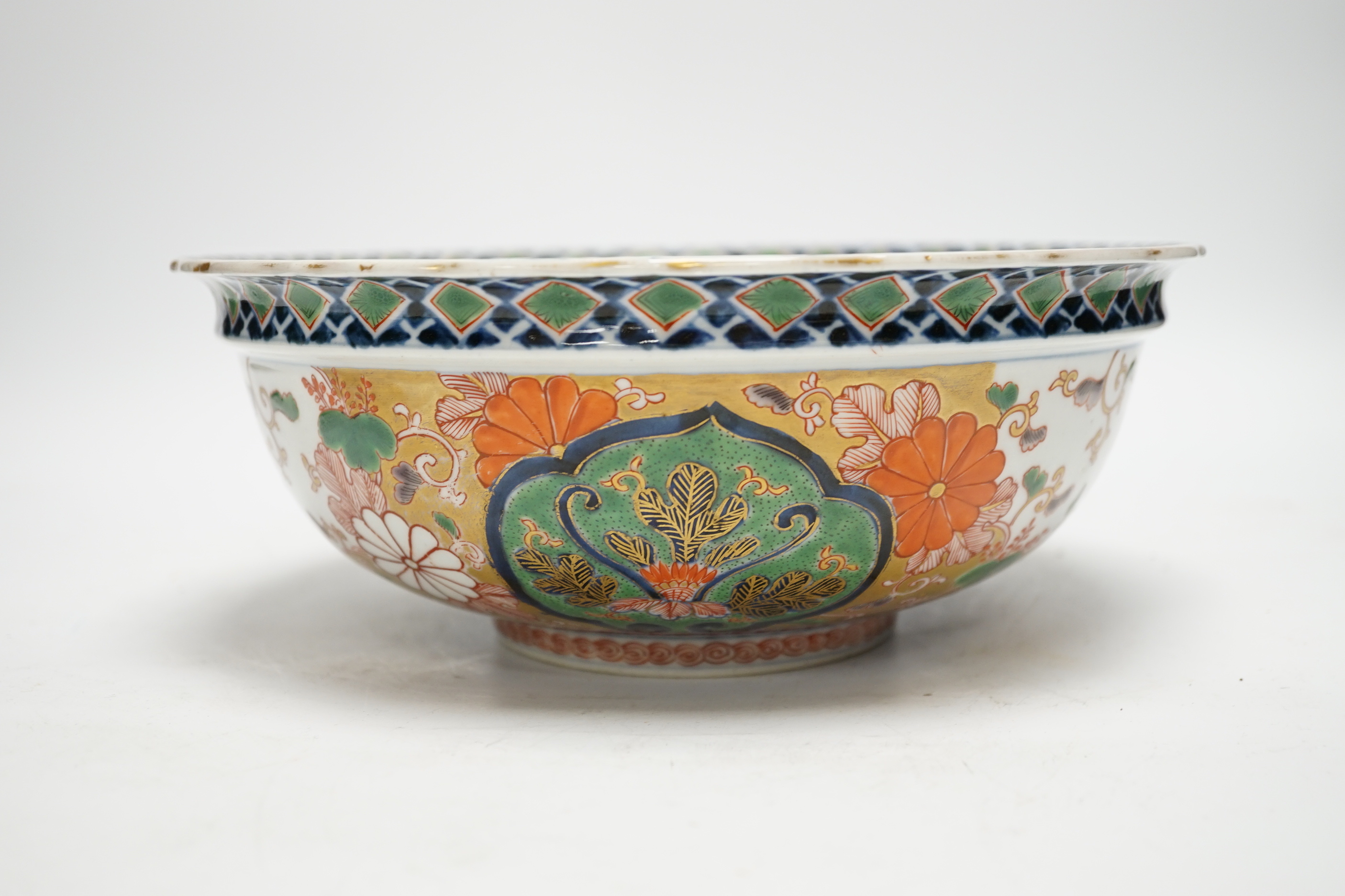 A Japanese Imari bowl, mid 19th century, 25.5cm diameter